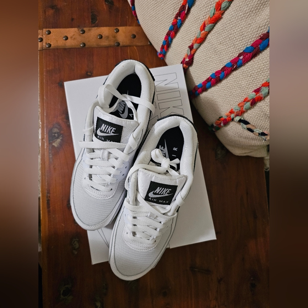 Nike Women's White Sneakers - Picture 4 of 7